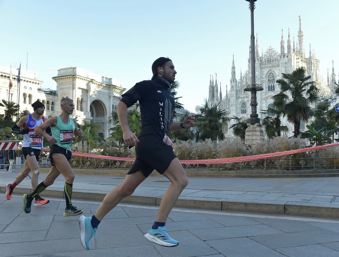 Leonardo corre a Milano davanti al Duomo