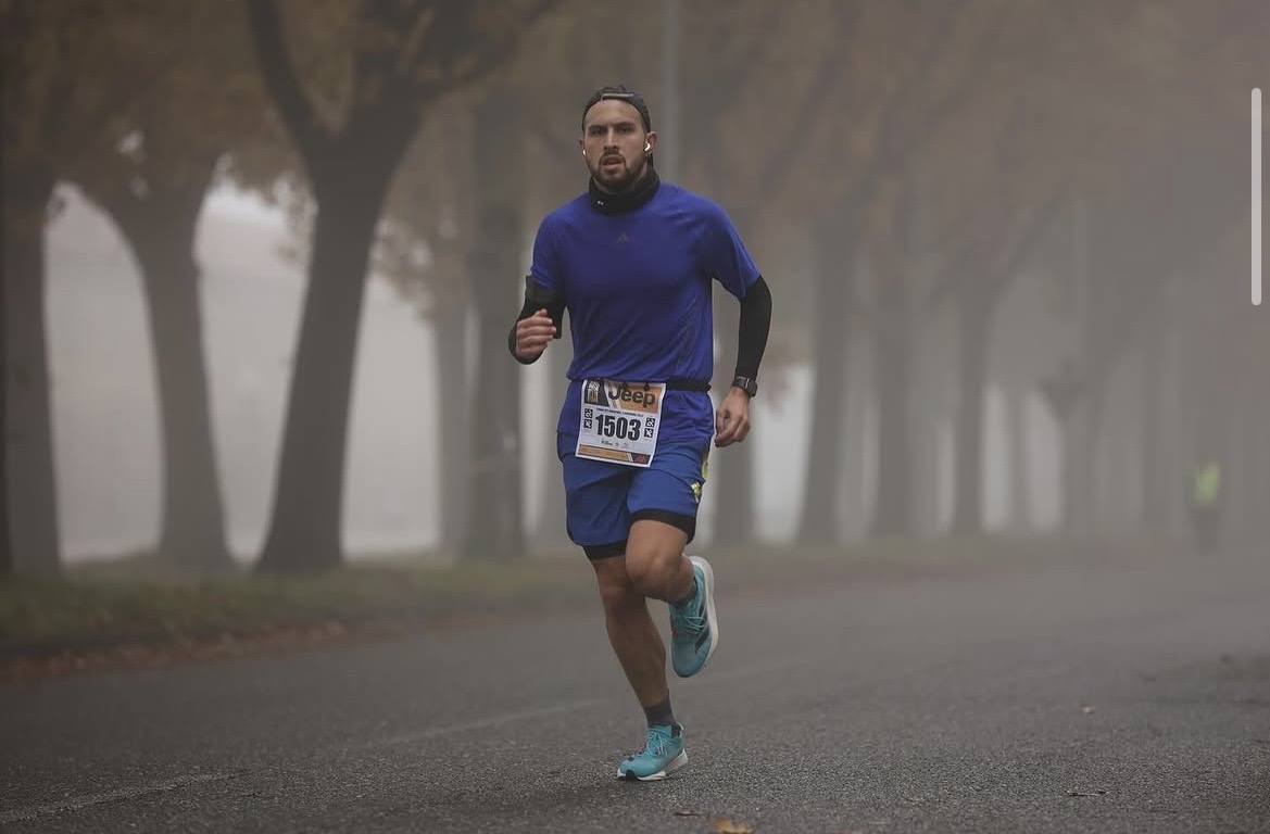 Leonardo corre in un viale nella nebbia